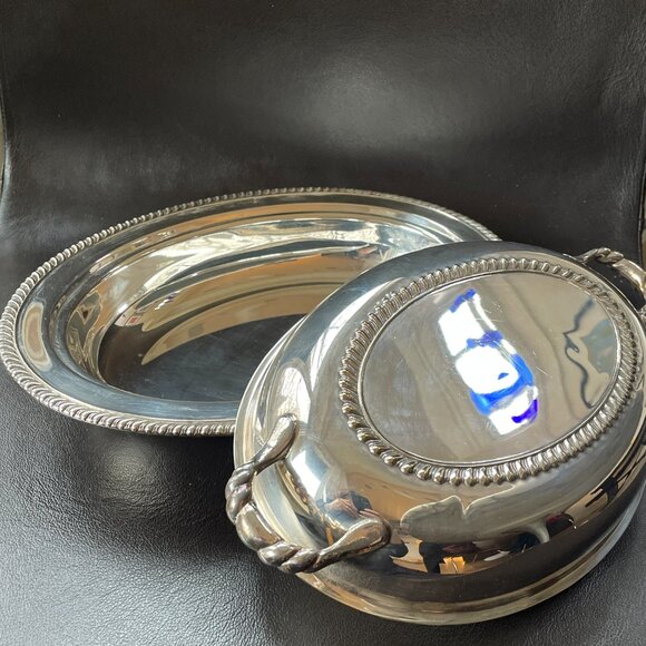Vintage W.M.Rogers Silverplate Oval 12" Covered Serving Bowl w/insert - Picture 5 of 12